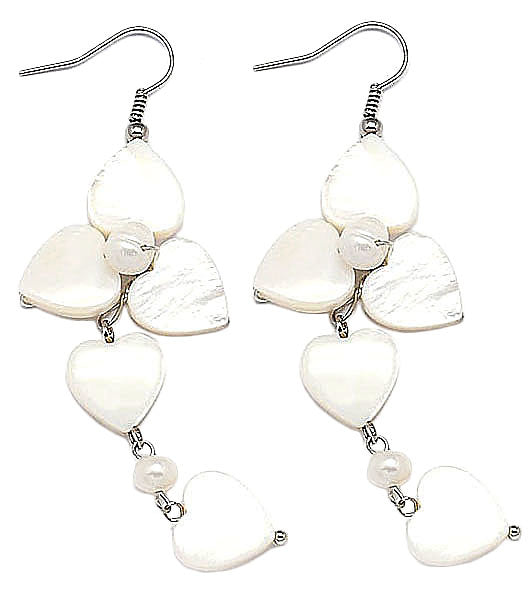 Lange witte zoetwater parel oorbellen met wit parelmoer in bloem vorm met sterling zilver (925) | Pearl Flower Heart