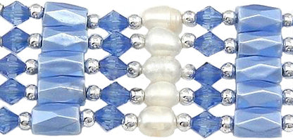 Detail van lange zoetwater parelketting met witte parels en blauwe edelsteen magnetiet | Wrap Magenetite Blue Pearl
