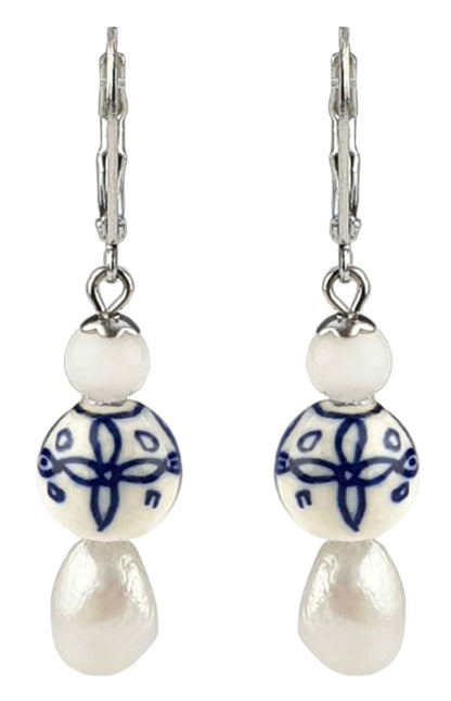Zoetwater parel oorbellen met witte parels, parelmoer, Delfts blauwe ornament en edelstaal, vooraanzicht | Hollands Glorie Bedeltje