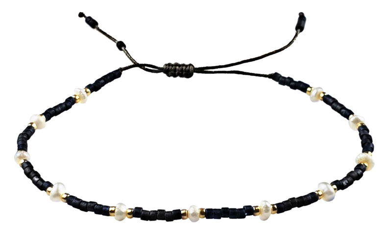 Wit zoetwater parel schuif armband met zwarte en gouden kraaltjes | Mini Pearl Bead Black