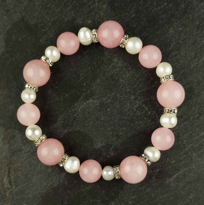 Wit zoetwater parel armband met roze edelstenen rozenkwart en stras steentjes , elastisch, bovenaanzicht | Bling Paerl W Rose Quartz