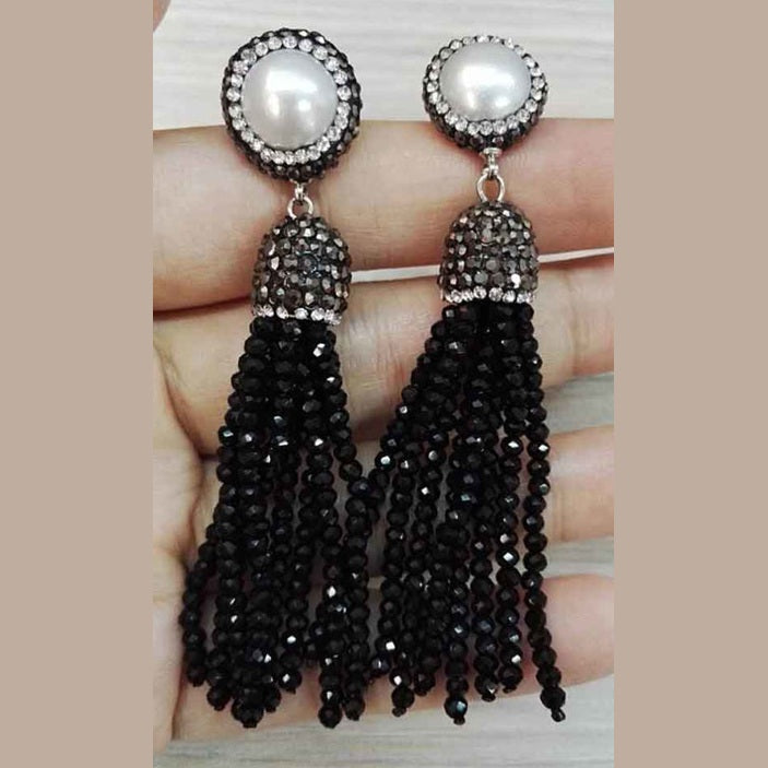 Lange zoetwater parel oorbellen met witte parel en zwart kristallen kwastje in hand | Bright Pearl Black Crystal Tassel