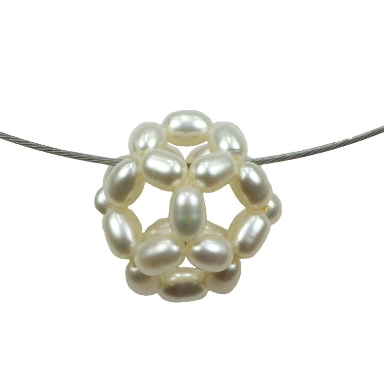 Detail van zoetwater parelketting met witte parels in bol aan spang | White Ball
