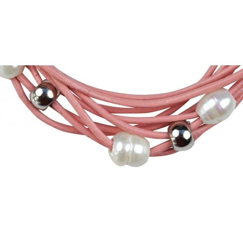 Detail van wit zoetwater parel armband met roze leer en stras steentjes | Bling Pearl Pink