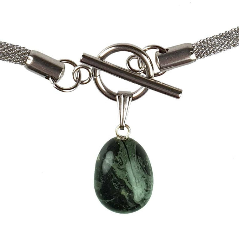 Detail van groen zwarte edelstenen ketting met nebula steen aan hanger en zilver edelstaal | Toggle Chain Nebula
