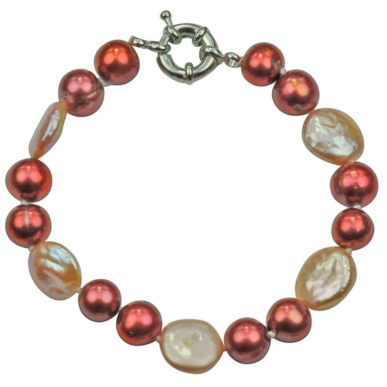 Handgeknoopt zoetwater parel armband met rode en zalm kleurige parels | Red Pearl Peach Coin