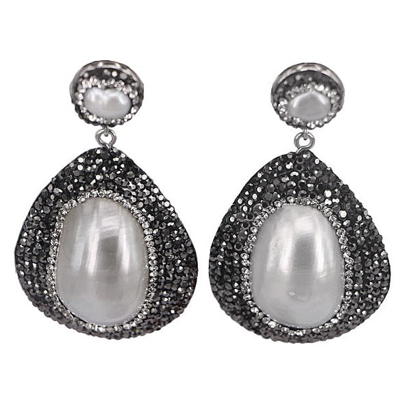 Grote witte zoetwater parel oorbellen met stras steentjes, bovenaanzicht | Bright Shell Oval