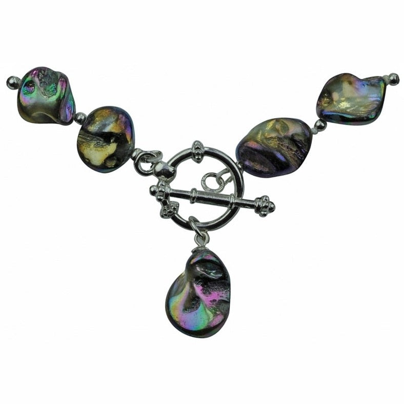 Detail van donker blauw gekleurde parelmoeren schelpen ketting | Shell AB Blue