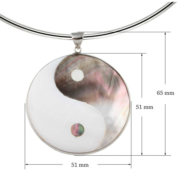 Detail van parelmoeren ketting met grote Yin Yang hanger met maatindicatie | Yin Yang Choker Big