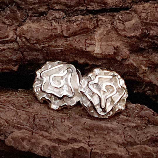 Verzilverde oorbellen met fantasie bloem liggend op hout | Silver Fantasy Flower