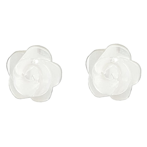 Witte parelmoeren oorknopjes in bloem vorm vooraanzicht | White Shell Flower 8 mm