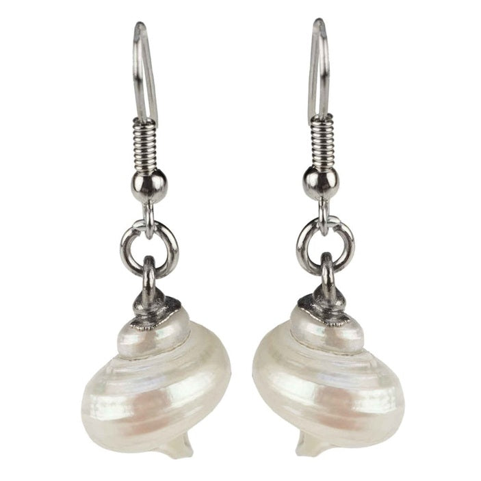 Witte schelpen oorbellen met zilver edelstaal vooraanzicht | set Pearl White Turbo Shell