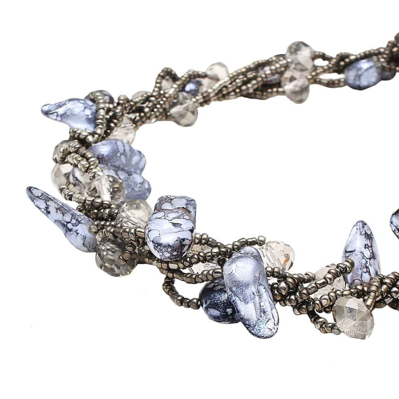 Detail van zoetwater parelketting met blauw grijze parels in 5 rijen | Turtle Grey