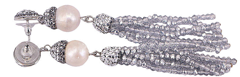 Lange zoetwater parel oorbellen met zilver kristallen kwastje en witte parel liggend | Bright Big Pearl Silver Crystal Tassel