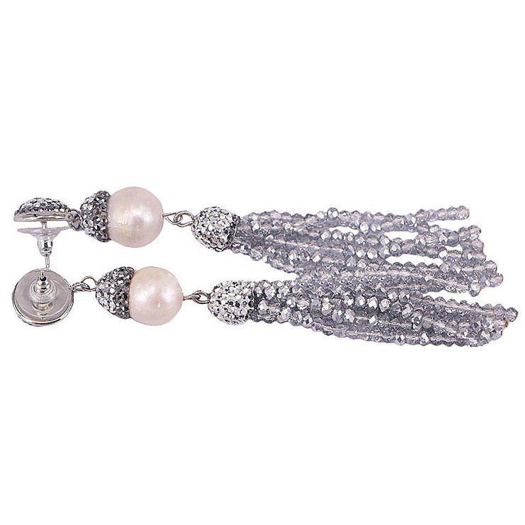 Lange zoetwater parel oorbellen met zilver kristallen kwastje en witte parel liggend | Bright Big Pearl Silver Crystal Tassel