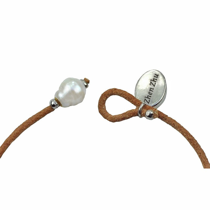 Zoetwater parel armband met Delfts blauwe kraal en bruin leer, slotje open | Hollands Glorie Ibiza Spiral