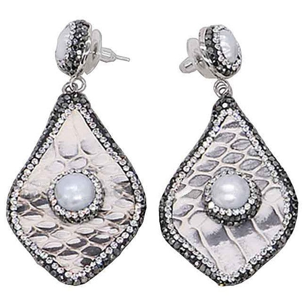 Grote zoetwater parel oorbellen met witte parel en stras steentjes, zijaanzicht | Bright Pearl Big Snake Leather