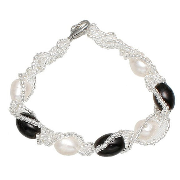 Zoetwater parel met witte parels en zwarte glaskralen bovenaanzicht | Twine Pearl Black Glass