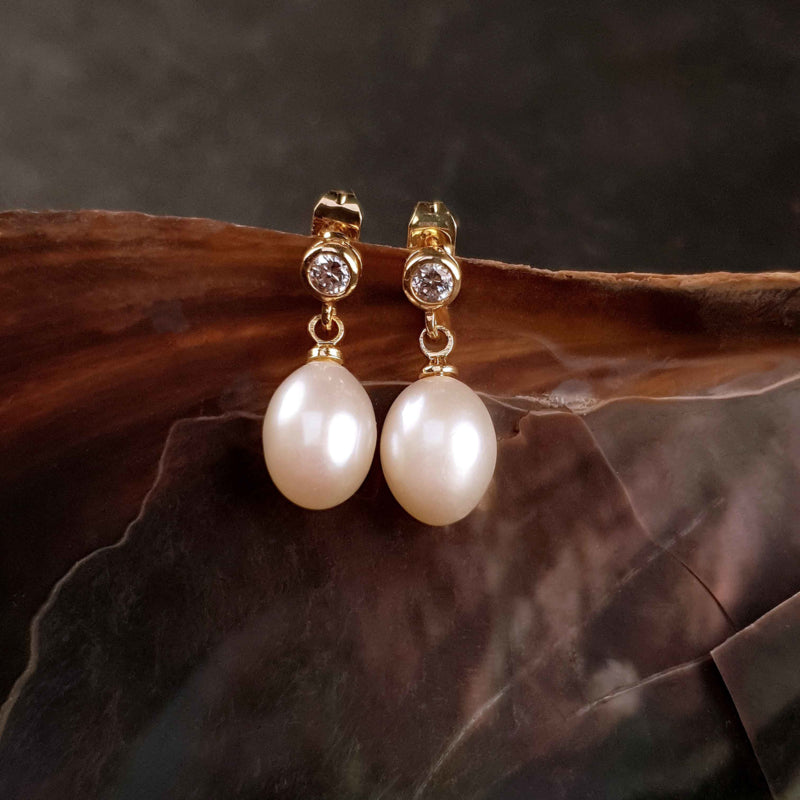 Witte zoetwater parel oorbellen met stras steentje, parel oorknopjes hangend in schelp | Bling Gold White Pearl