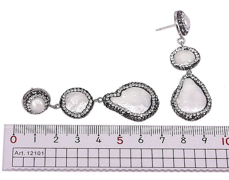 Lange zoetwater parel oorbellen met witte parels en stras steentjes, maatindicatie | Bright 3 Pearl