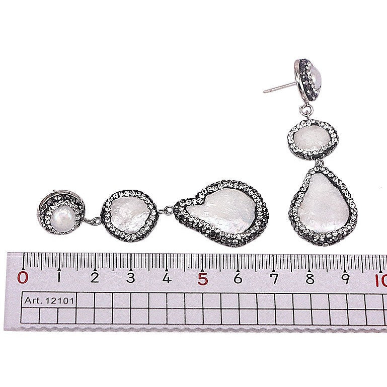 Lange zoetwater parel oorbellen met witte parels en stras steentjes, maatindicatie | Bright 3 Pearl