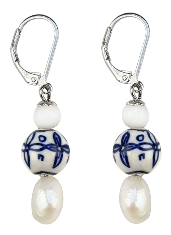 Zoetwater parel oorbellen met witte parels, parelmoer, Delfts blauwe ornament en edelstaal, zijaanzicht | Hollands Glorie Bedeltje