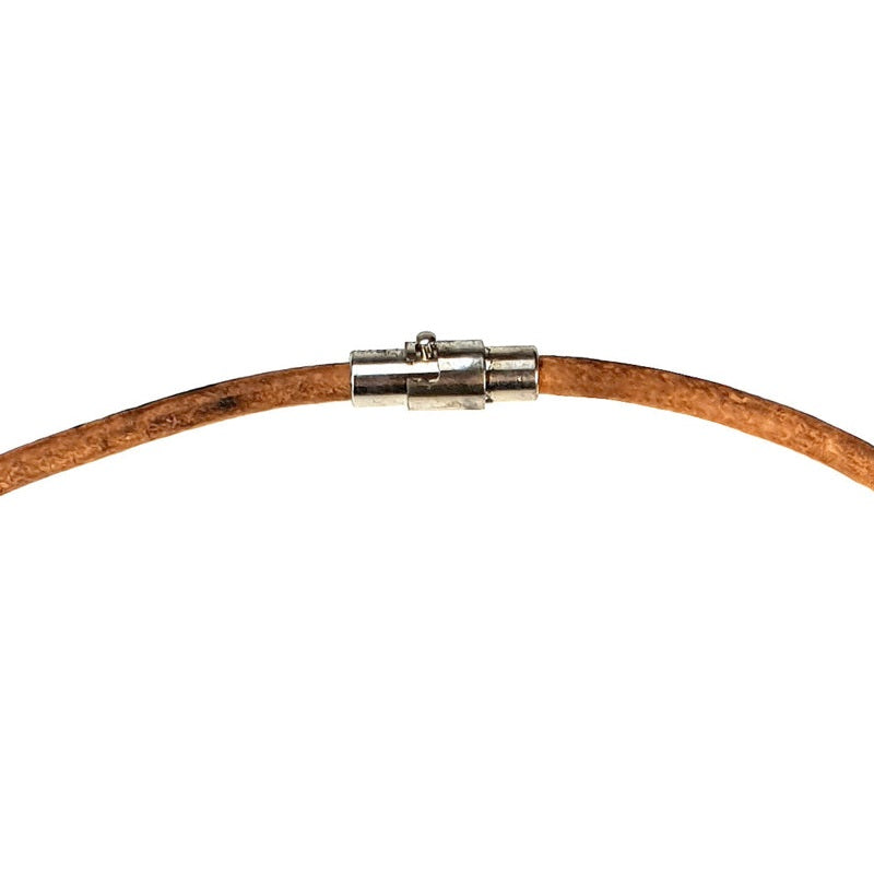 Slotje van schelpen ketting met een versteende nautulus schelp en leer | Fossiel