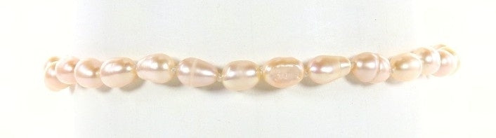 Handgeknoopt zoetwater parel armband met zalm kleurige parels op display | Zini