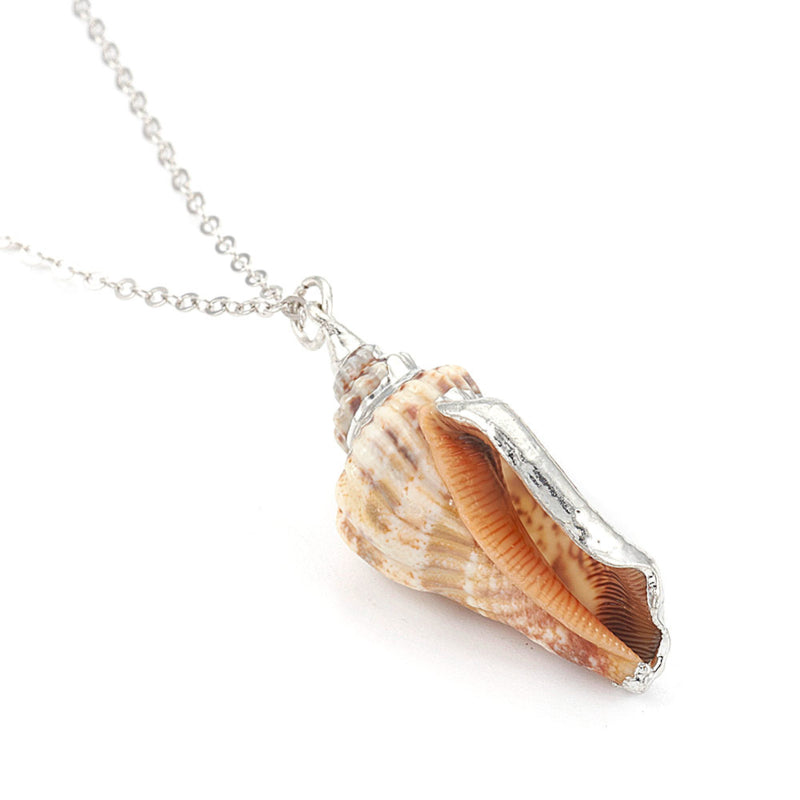 Detail van schelpen ketting met licht bruine schelp en zilver edelstaal achterzijde | set Seashell Silver