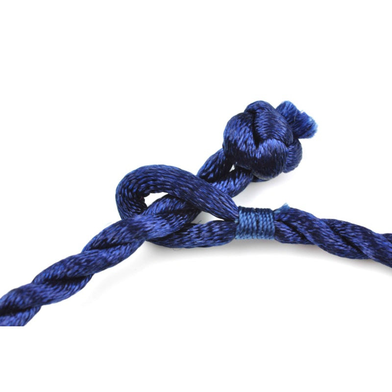 Slotje van blauwe edelstenen ketting met opaal hanger in donut vorm hangend aan blauw satijnen koord | Sea Opal Donut