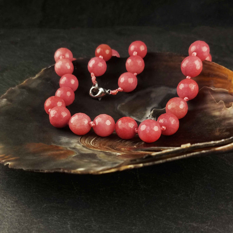 Rood roze handgeknoopte edelstenen ketting met rhodoniet en sterling zilver (925) liggend in schelp | Facet Rhodonite Ball
