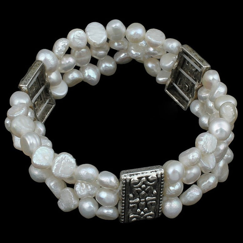 Wit zoetwater parel armband met 3 rijen met zwarte achtergrond | Three Row White Pearl