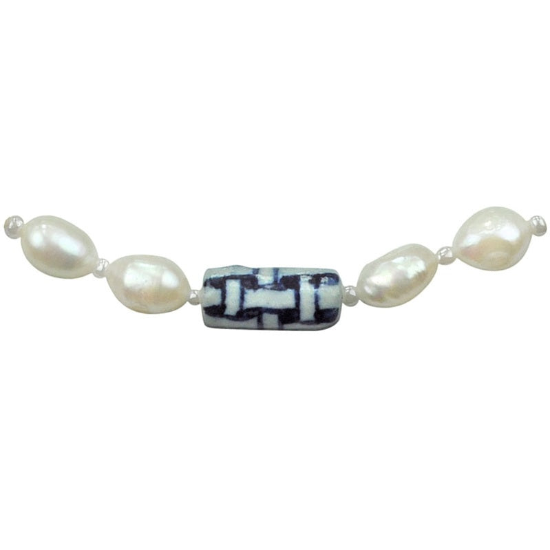 Detail van zoetwater parelketting met witte parels en kralen met Delfts blauwe motief | Holland Glorie Twine White