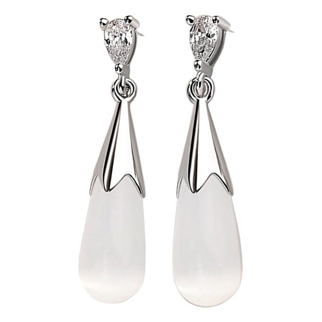 Witte edelstenen oorbellen met kattenoog en stras steentje, witte edelstenen oorknopjes | Cat&