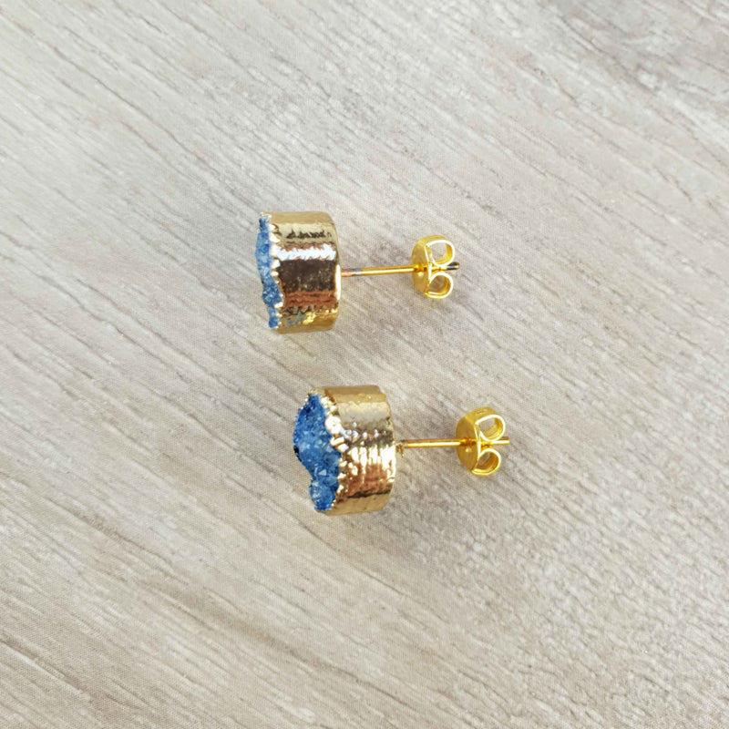 Blauwe edelstenen oorbellen met druzy agaat en goud, blauwe edelstenen oorbellen, blauwe oorknopjes | Druzy Gold Royal Blue