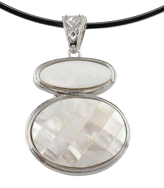 Detail van Parelmoeren ketting met witte hanger | White &amp; Mosaic Shell