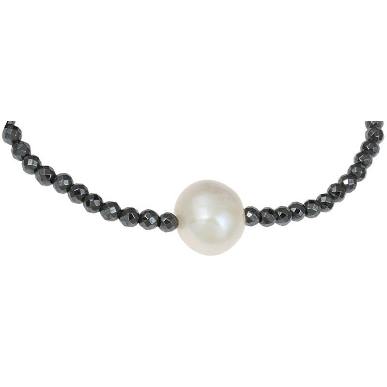 Detail van zoetwater parelketting met witte parel, zwarte edelsteen hematiet en sterling zilver (925) | Hematite Pearl W
