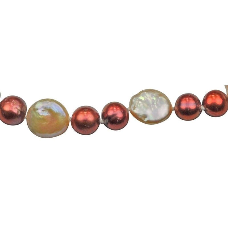 Detail van handgeknoopt zoetwater parel armband met rode en zalm kleurige parels | Red Pearl Peach Coin