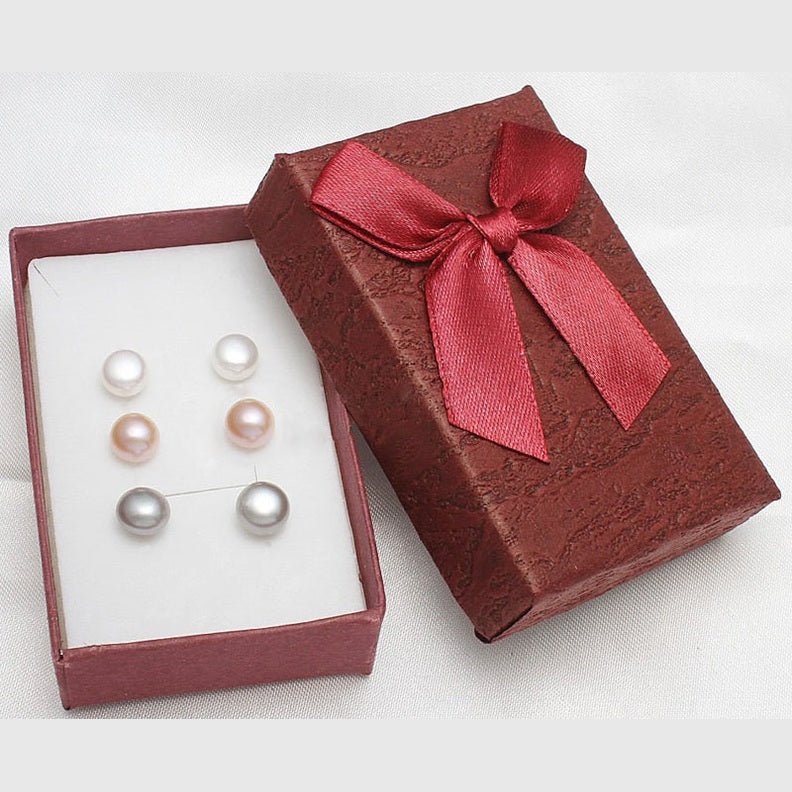 Zoetwater parel cadeau set met witte, zalm en grijze parel oorknopjes in sieradendoosje half open | set Mea-Zea-Gea