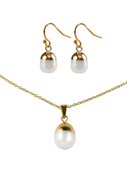 Detail van witte zoetwater parel set bestaande uit witte parelketting en parel oorbellen met goud edelstaal en parel hanger | set Gold Dip White Pearl