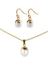 Detail van witte zoetwater parel set bestaande uit witte parelketting en parel oorbellen met goud edelstaal en parel hanger | set Gold Dip White Pearl