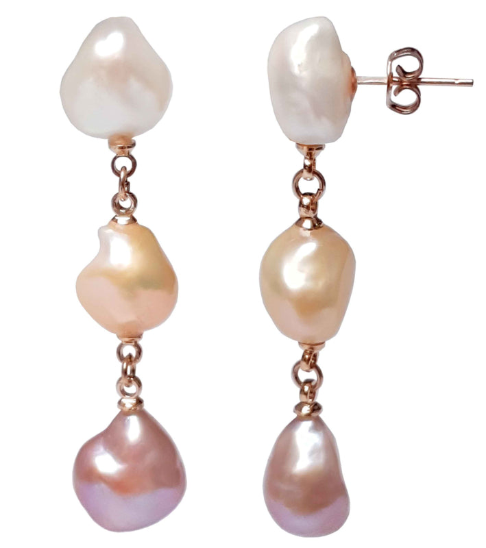 Lange zoetwater parel oorbellen met witte, zalm en roze barok parels en rosé goud | 3 Baroque Soft Pearls
