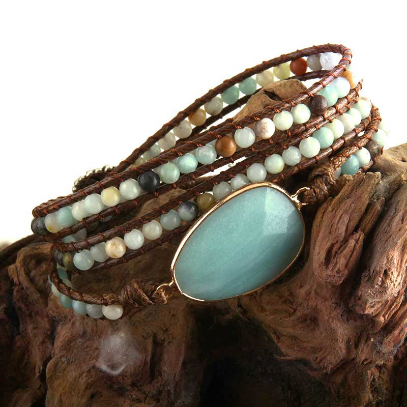Edelstenen wikkelarmband met amazoniet liggend op stronk| Wrap Amazonite 3 Rows