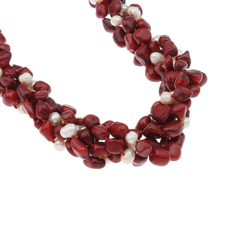 Detail van zoetwater parelketting met witte parels en rood koraal in 5 rijen | Caro