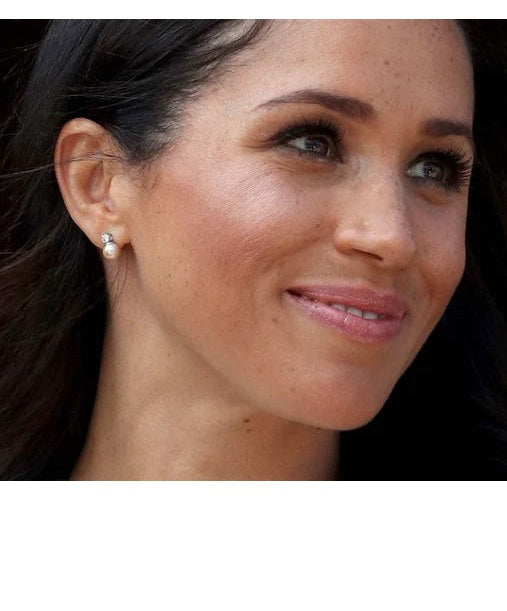 Witte parel oorbellen met echte parel en stras steentje gedragen door een klassieke vrouw | Bling Ann W