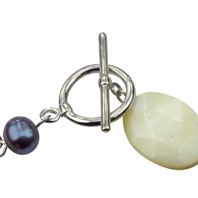 Slotje van zoetwater parel armband met paarse parels en facet geslepen parelmoer | Braga