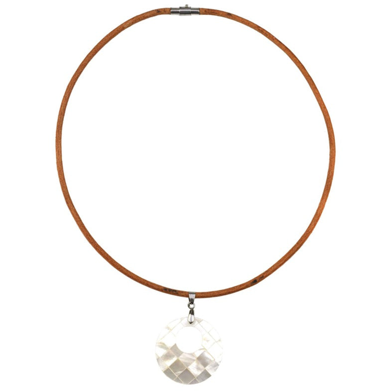 Witte parelmoeren ketting en bruin leer | Donut Shell