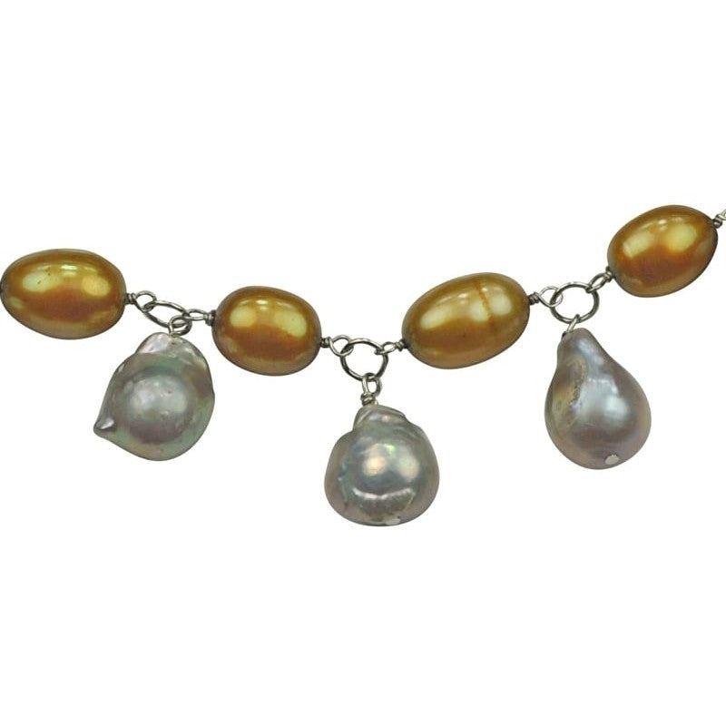 Detail van zoetwater parel armband met grijze, bruine en witte parels | Daisy