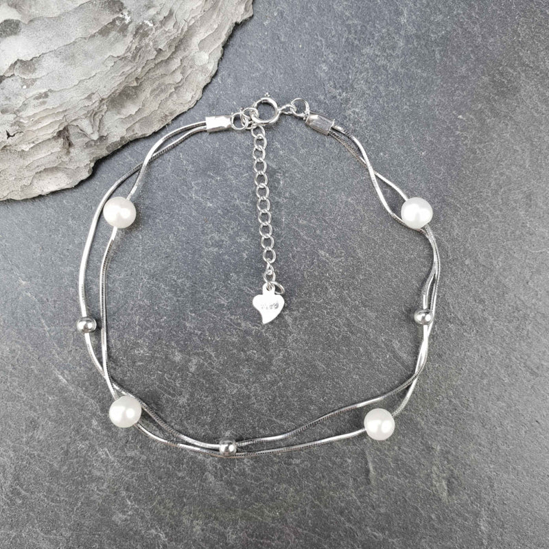 Wit zoetwater parel armband met sterling zilver (925) met achtergrond leisteen | Liv