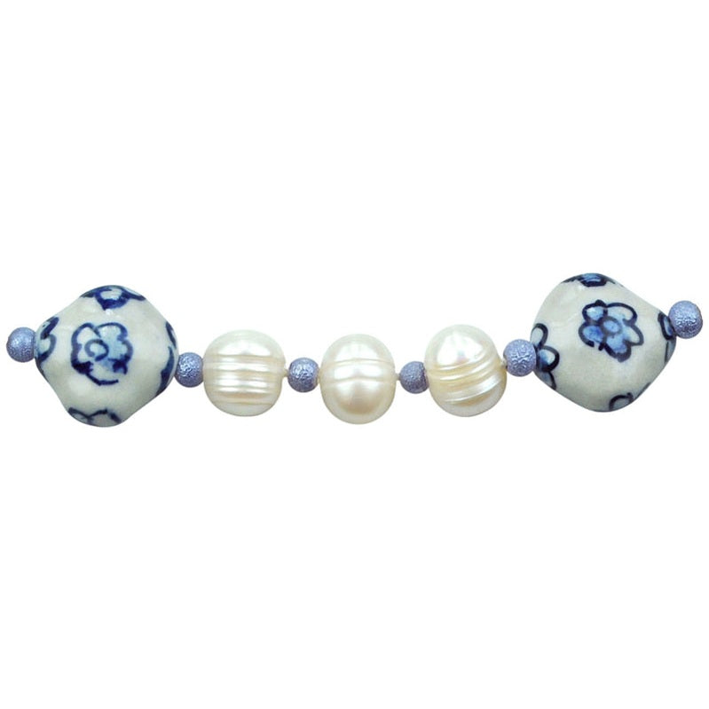Detail van zoetwater parelketting met witte parels en Delfts blauwe kralen | Hollands Glorie Bloem